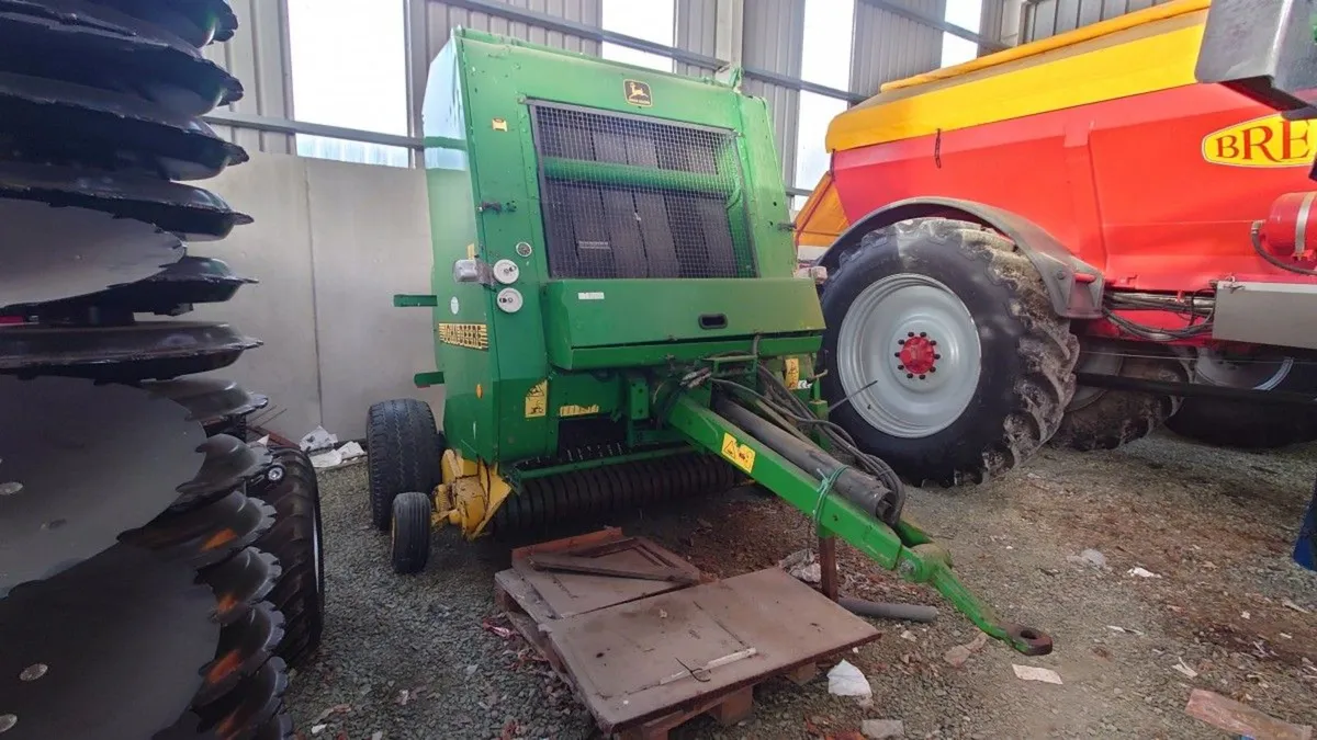 John Deere  Belt Baler - Image 1