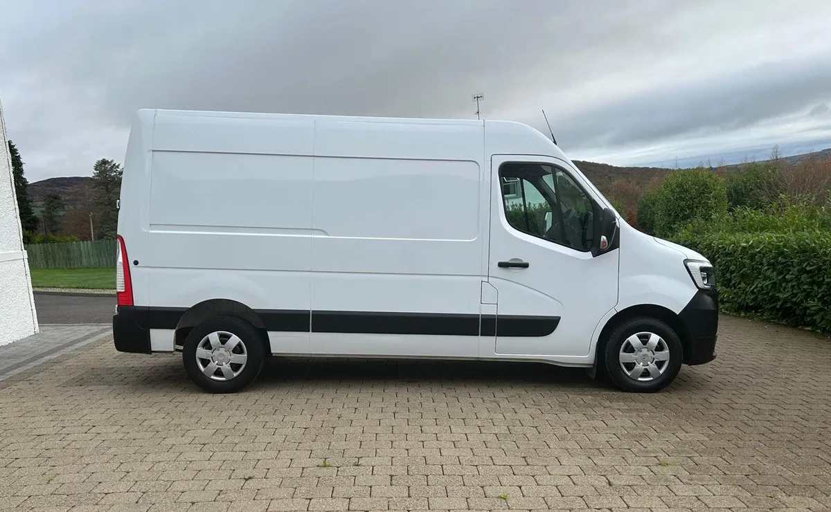 2022 (222 Reg) Renault Master MWB Business+ - Image 3