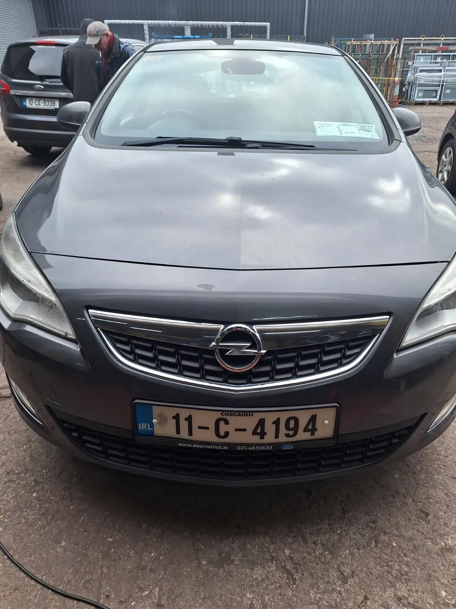 Opel Astra 2011 - Image 1