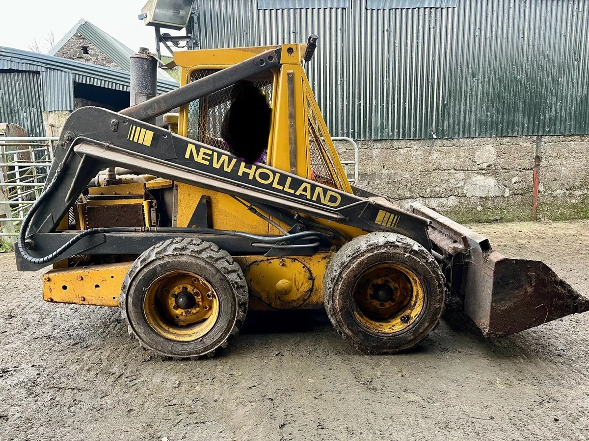 New Holland L775 Skidsteer - Image 2