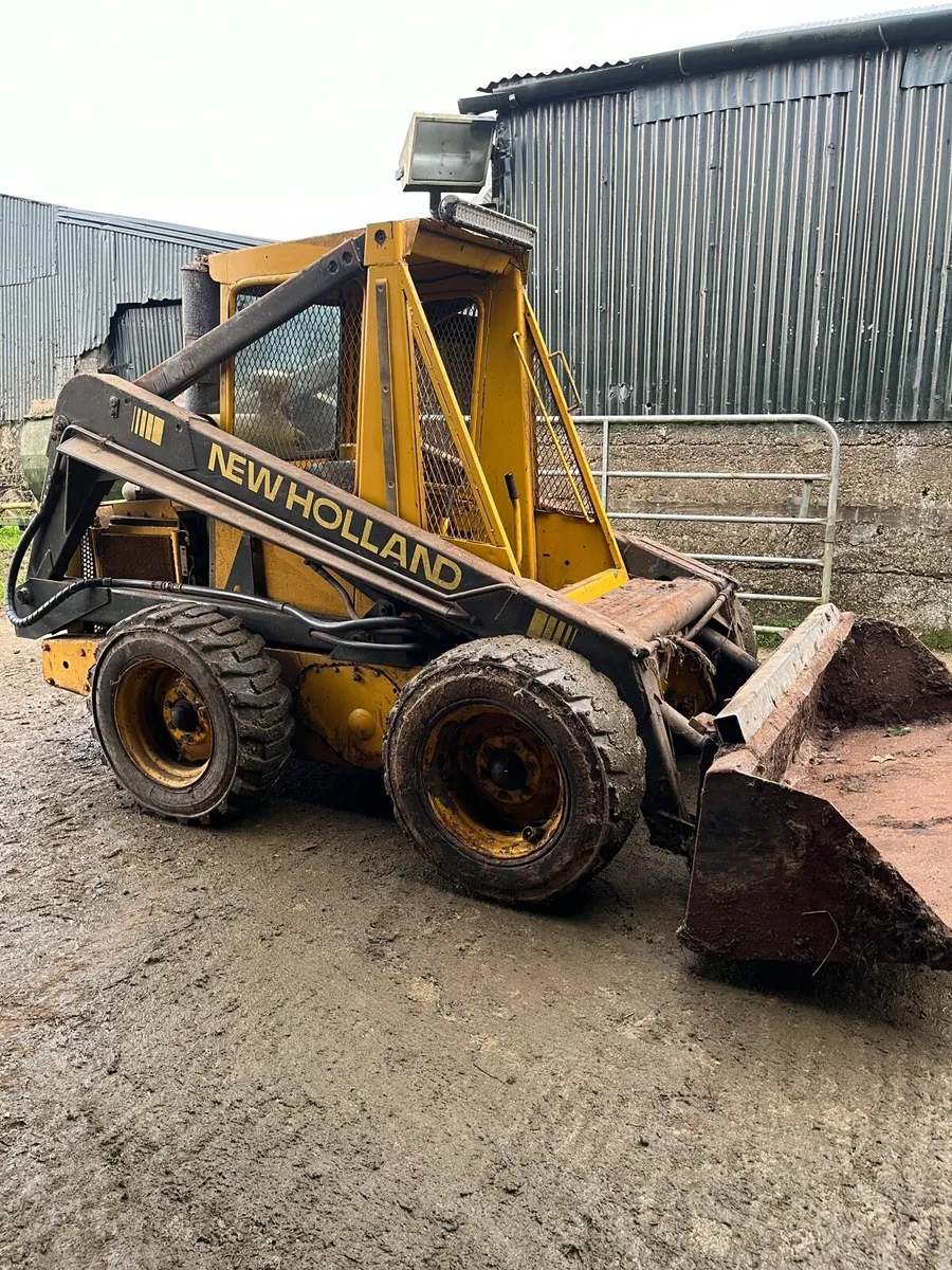 New Holland L775 Skidsteer - Image 3