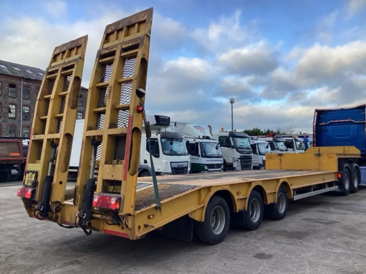 2013 Cartwright Tri Axle Stepframe Low Loader - Image 2