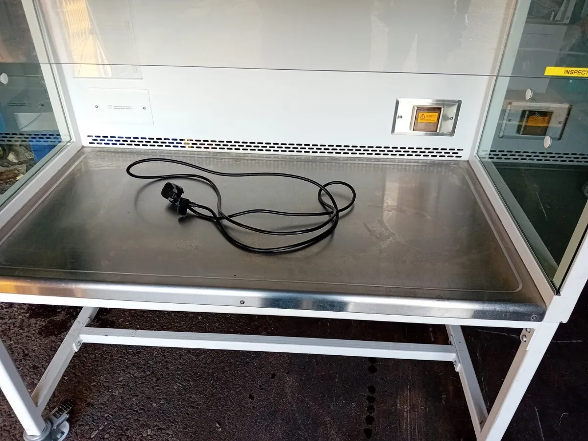 Esco Laminar Flow Cabinet - Image 3
