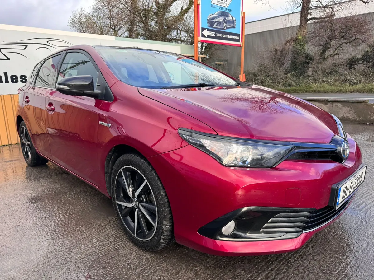 181 Toyota Auris HYBRID LUNA SPORT  AUTO - Image 2