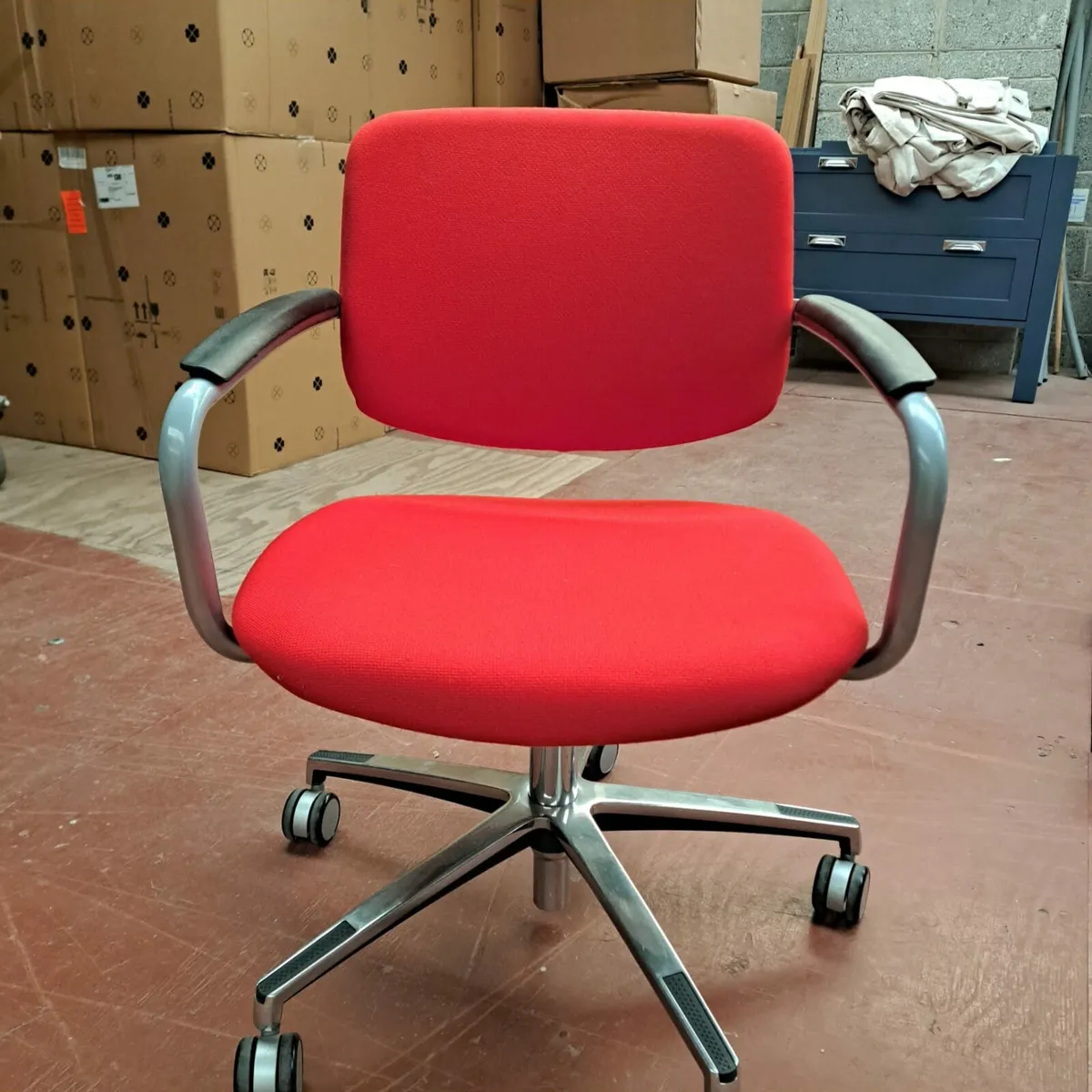 Red task chairs x 25 - Image 1