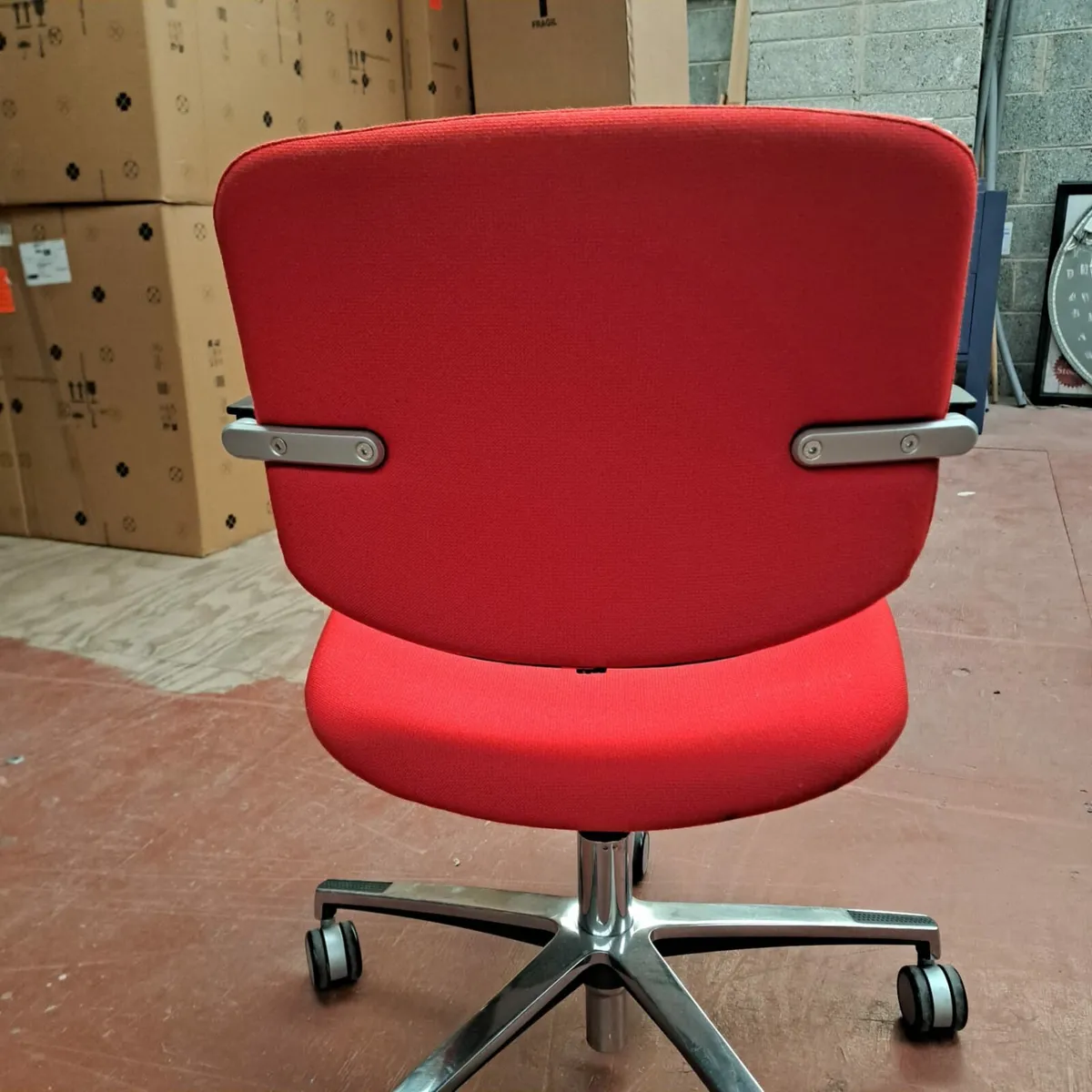 Red task chairs x 25 - Image 2