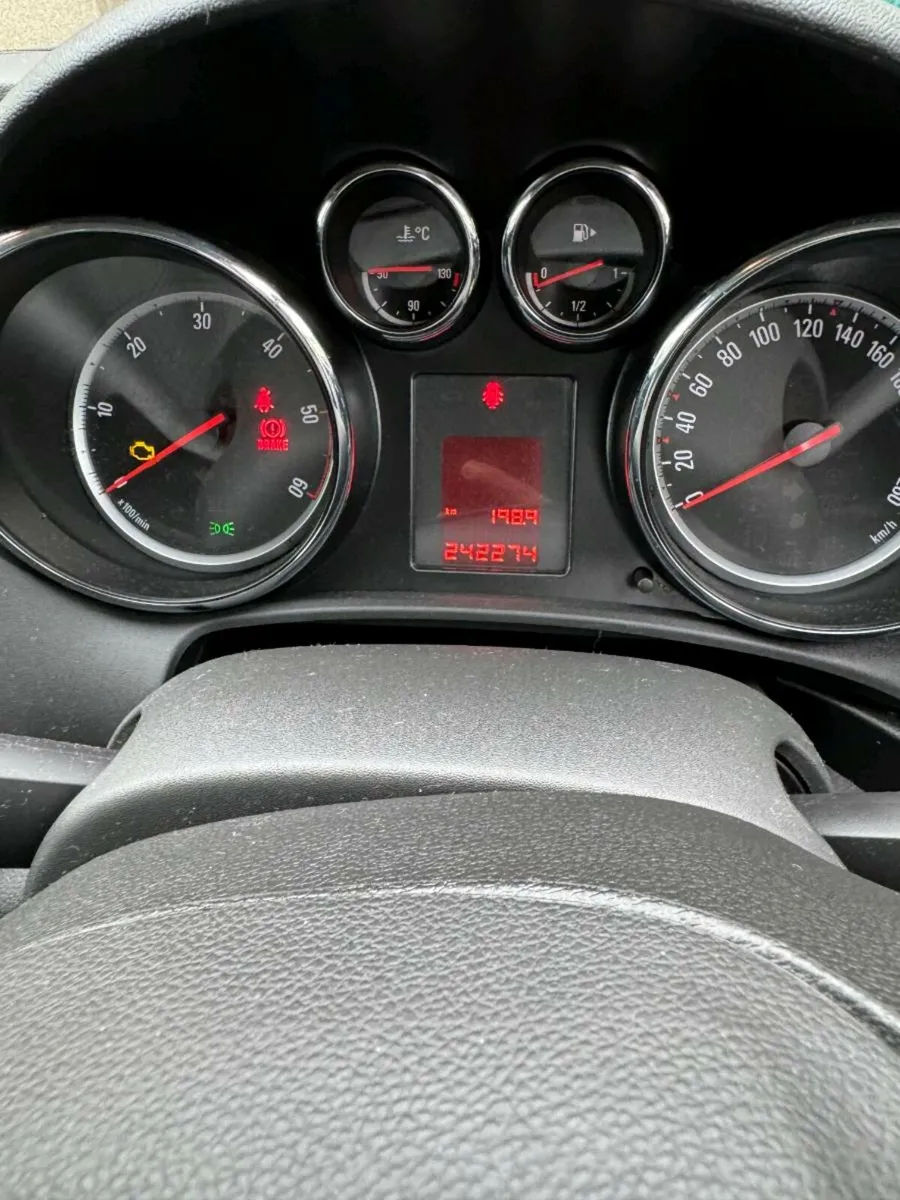 Opel Astra 2010 - Image 2