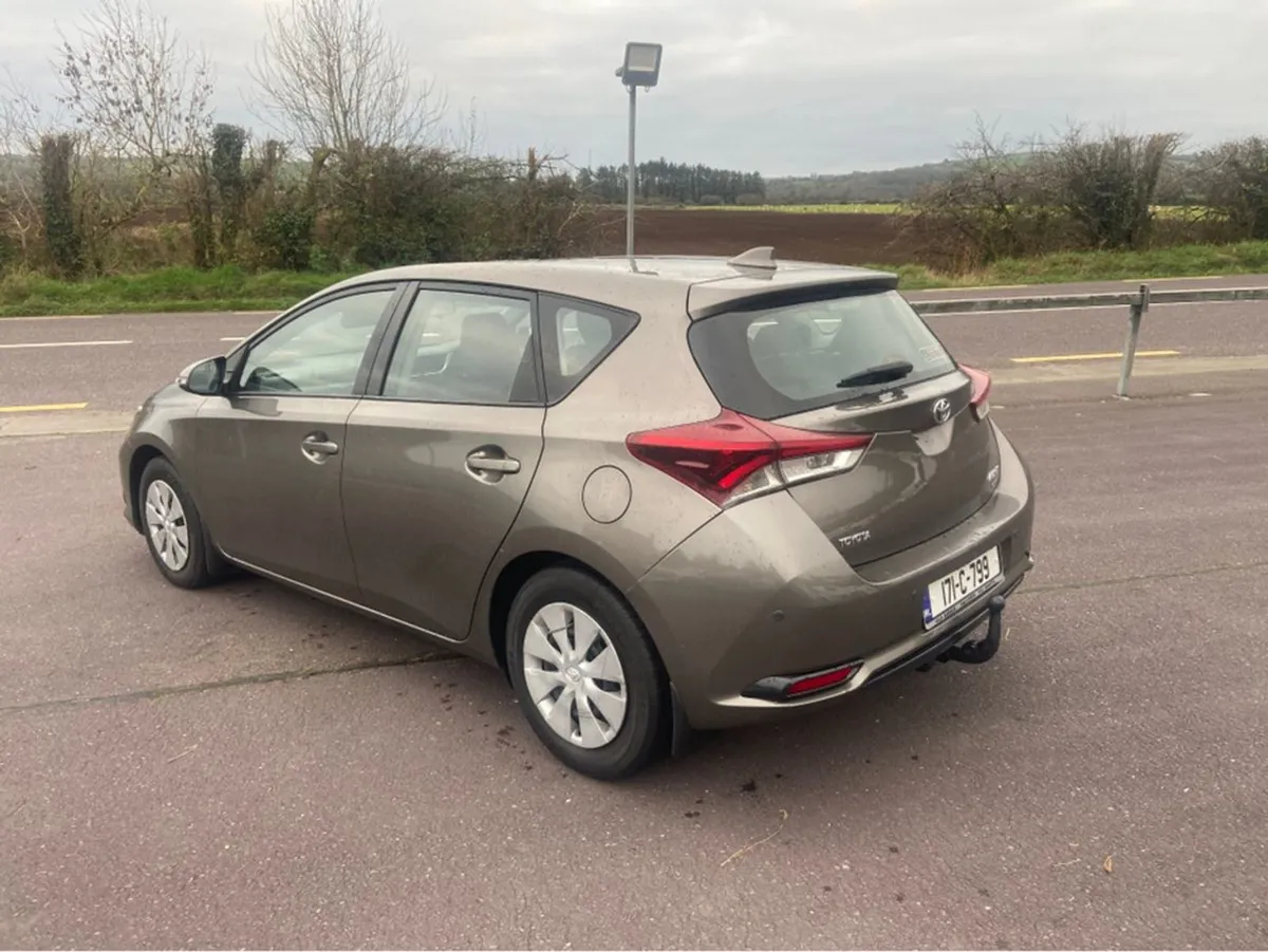 Toyota Auris 1.4 D-4d Terra 4DR - Image 3