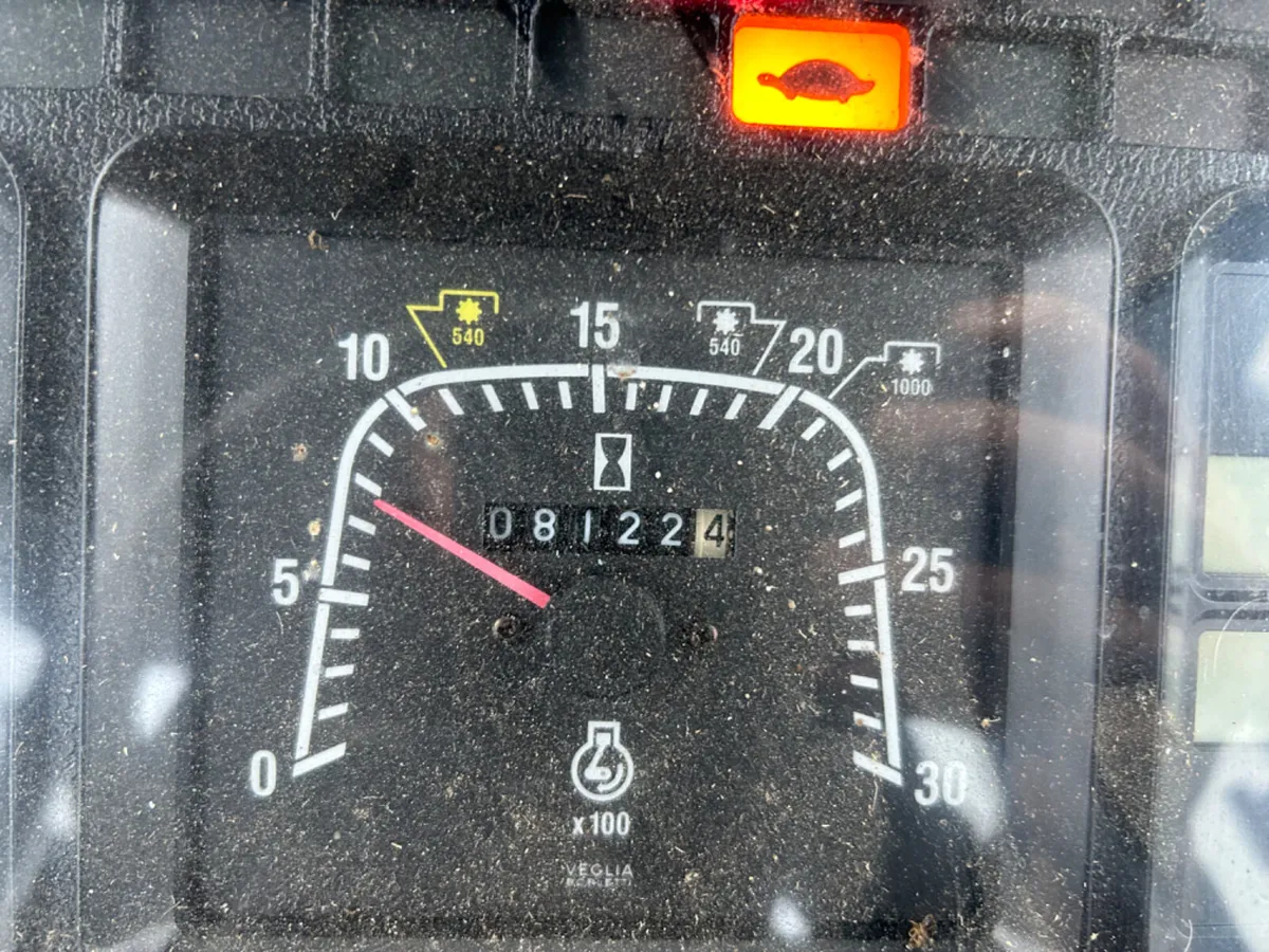 2002 New Holland TS110 with Loader - Image 4