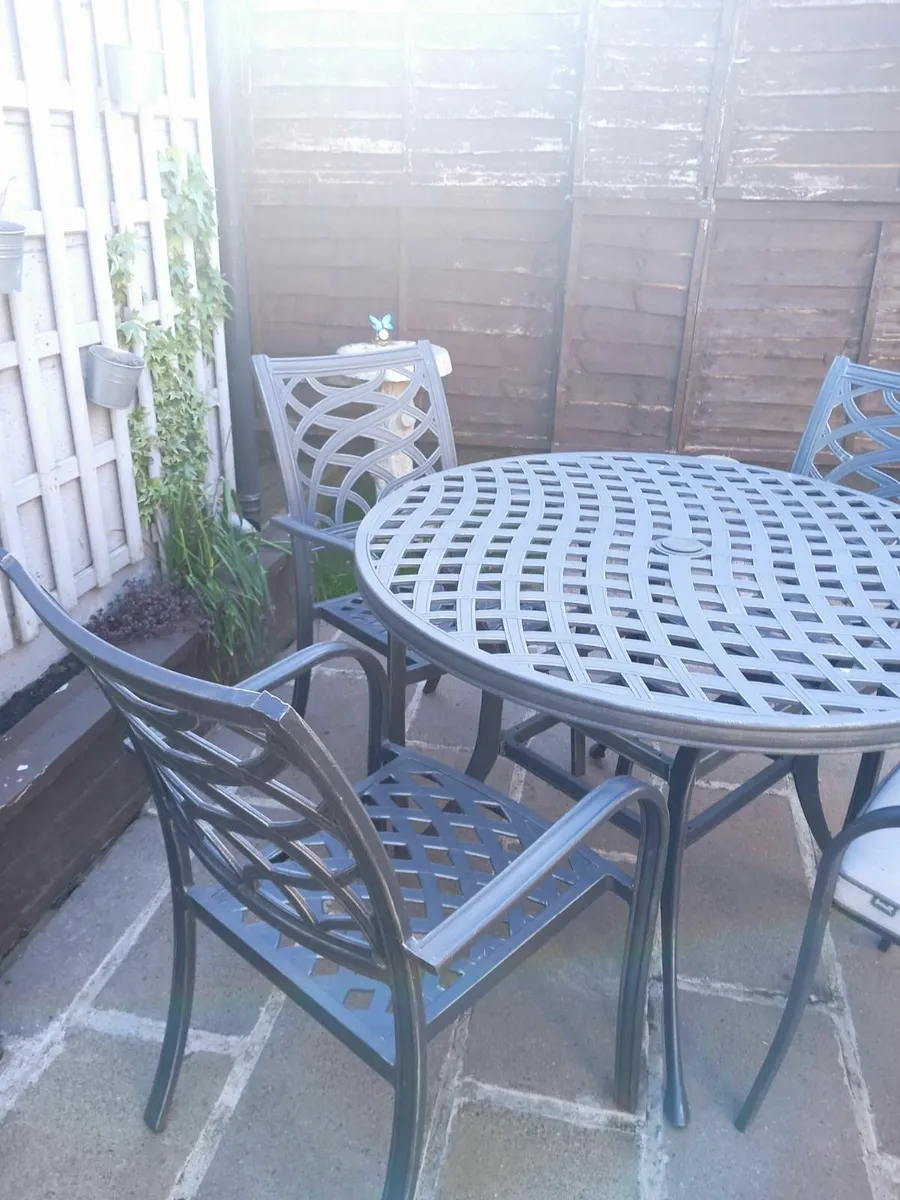 Garden table and chairs done deal hotsell