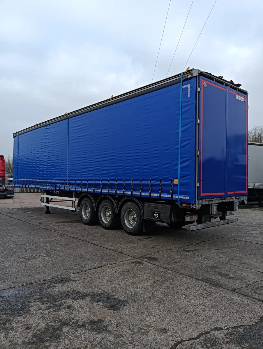 2014 ChipLiner Curtainsider Barn Doors Manual cove - Image 4