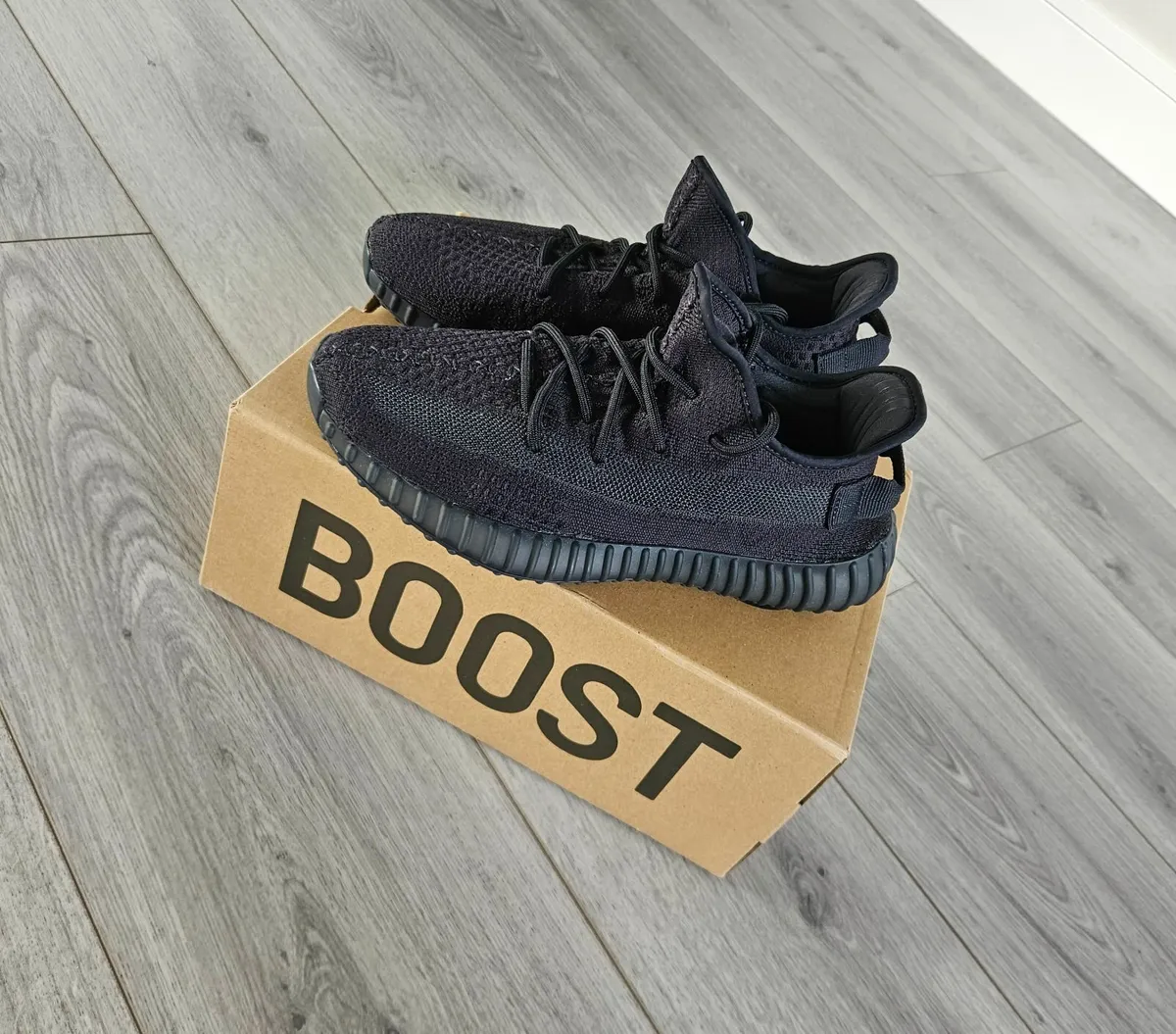 Yeezy Boost 350 v2 - Image 2