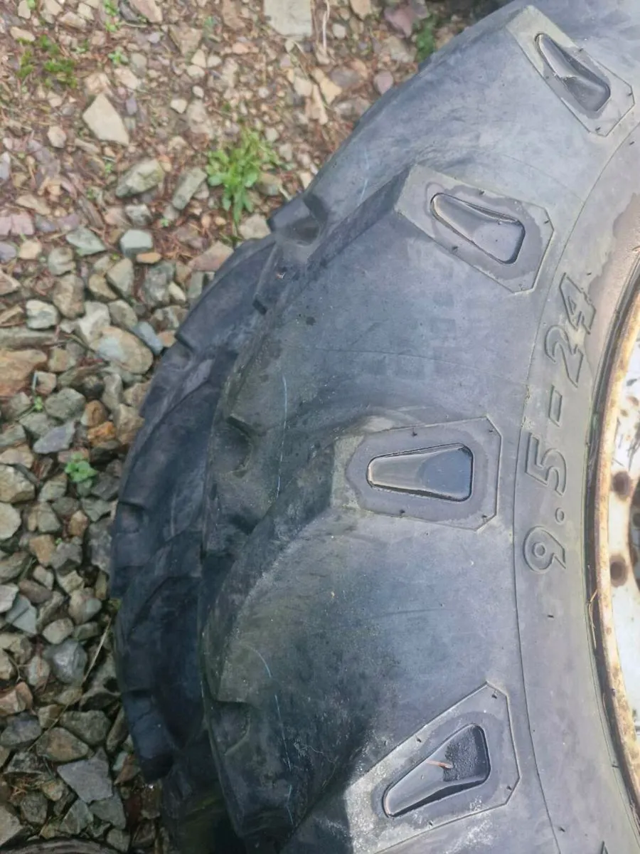 9.5 R 24 wheels and tyres - Image 1