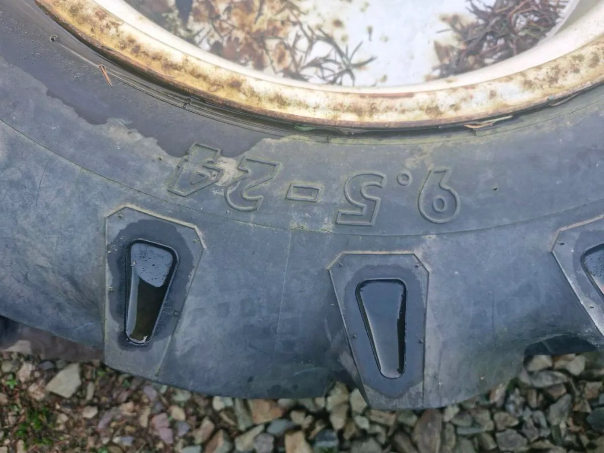 9.5 R 24 wheels and tyres - Image 4