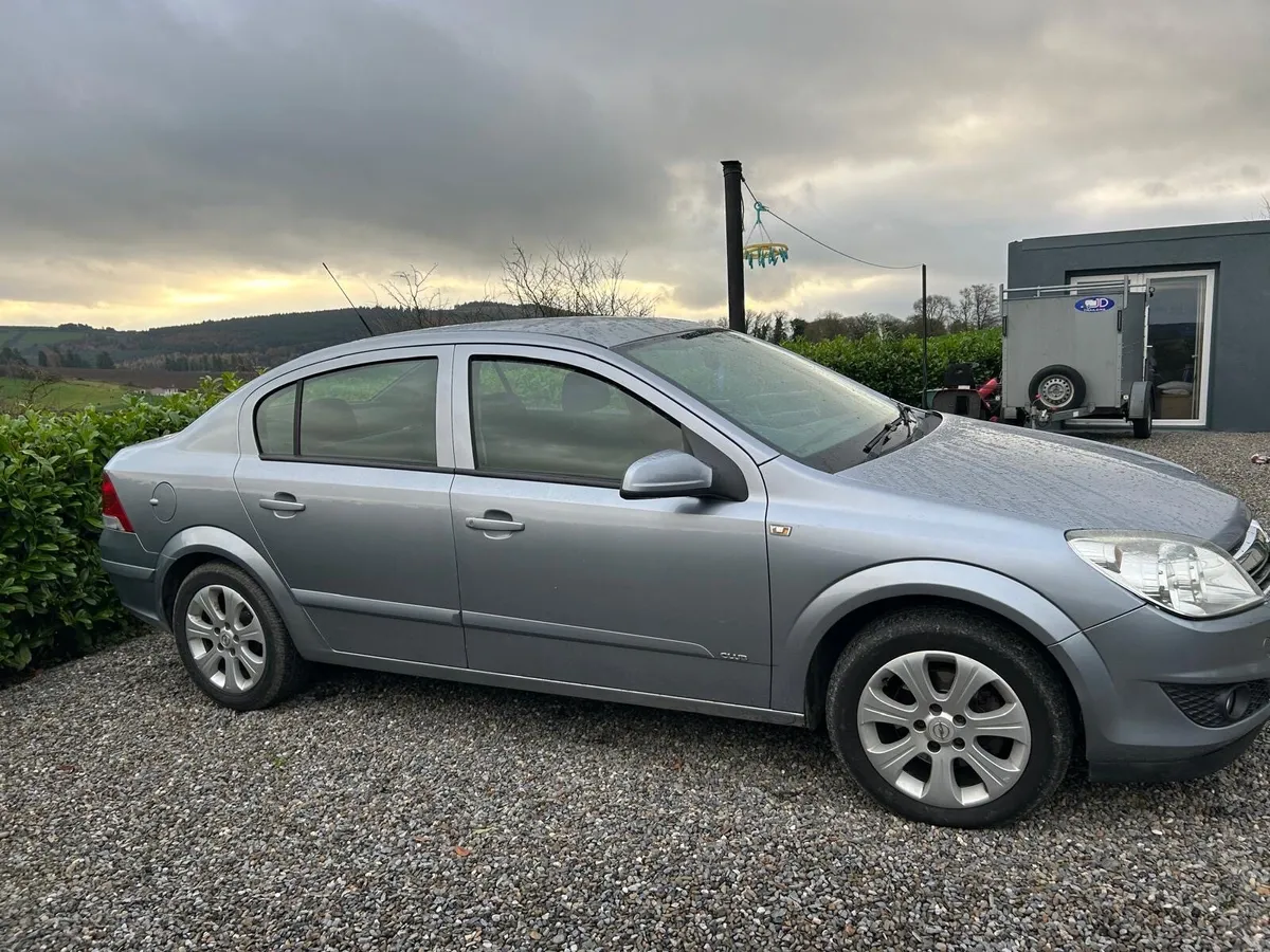 Opel Astra saloon - Image 2