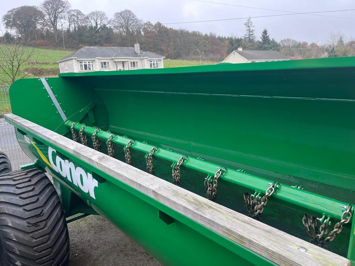 Conor 1000 Side Unload Dung Spreader - Image 3