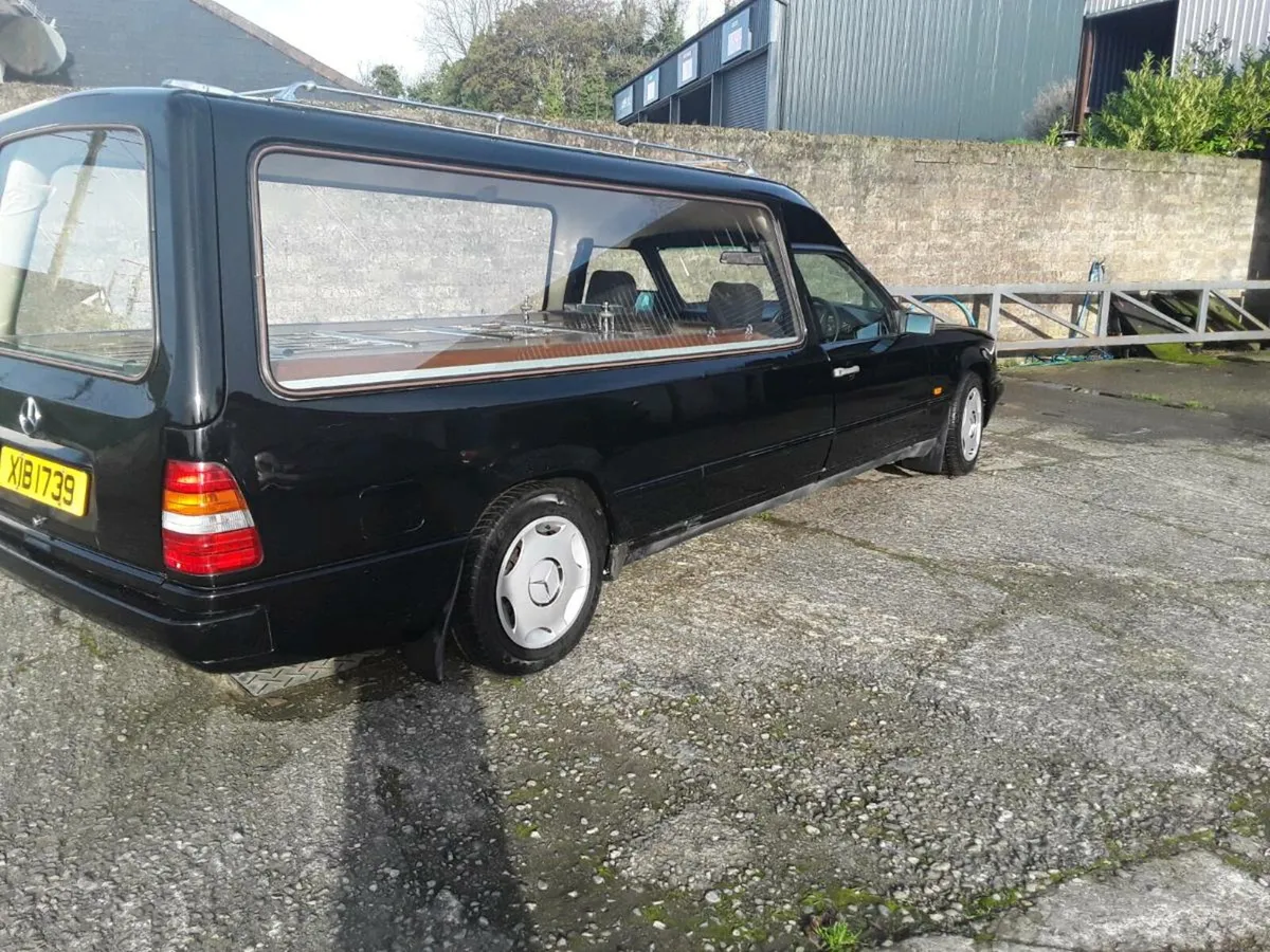 1987 mercedes w124 200 TE auto, - Image 1