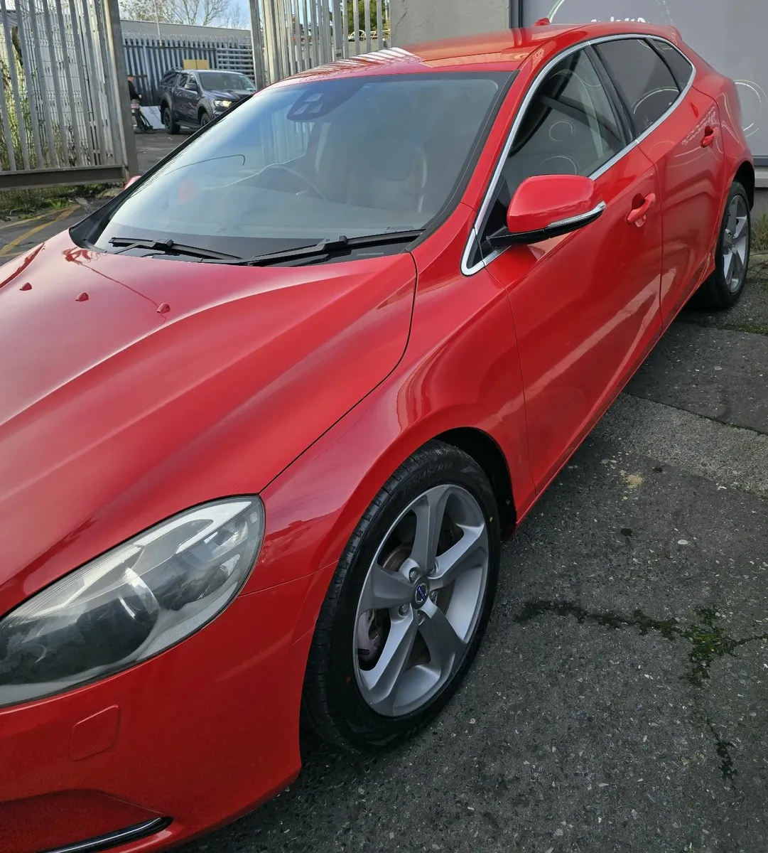 Volvo V40 2013 - Image 2