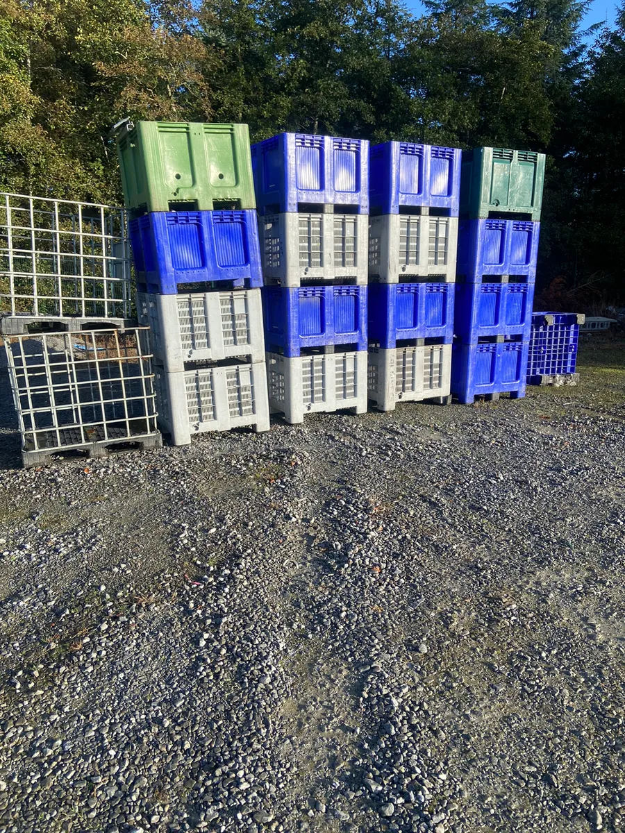 Plastic containers - Image 1