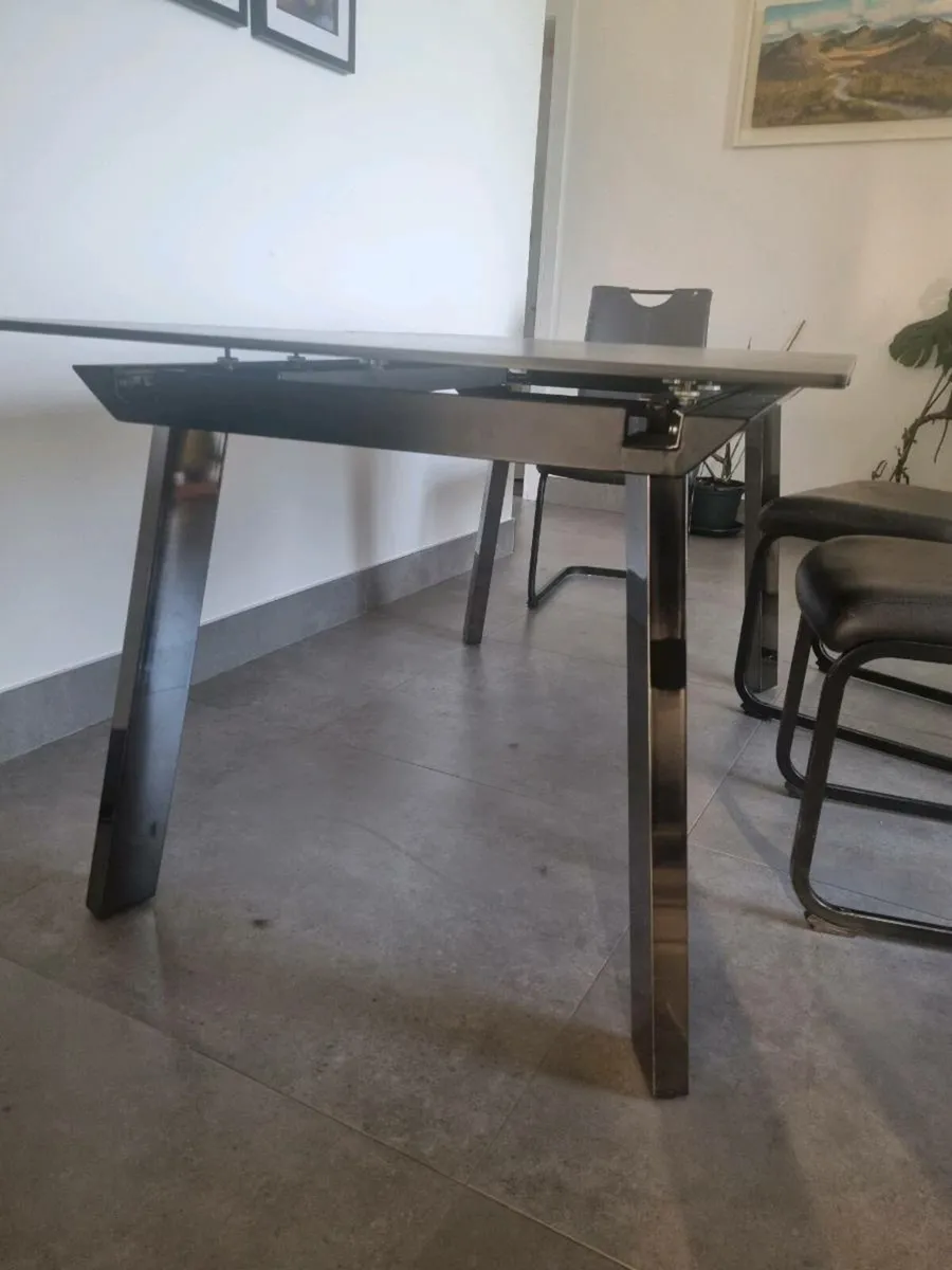 Table and chairs - Image 1