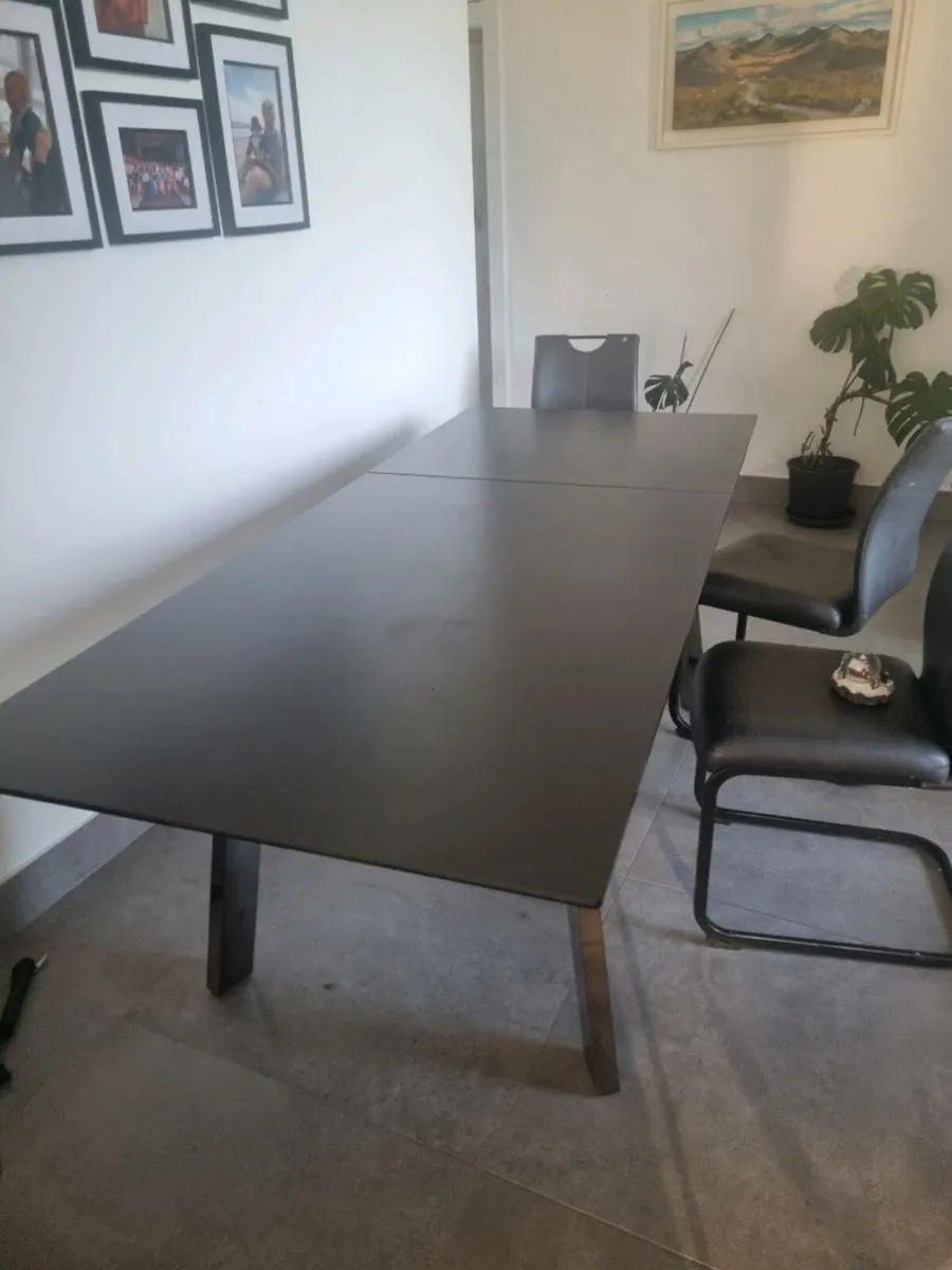 Table and chairs - Image 2