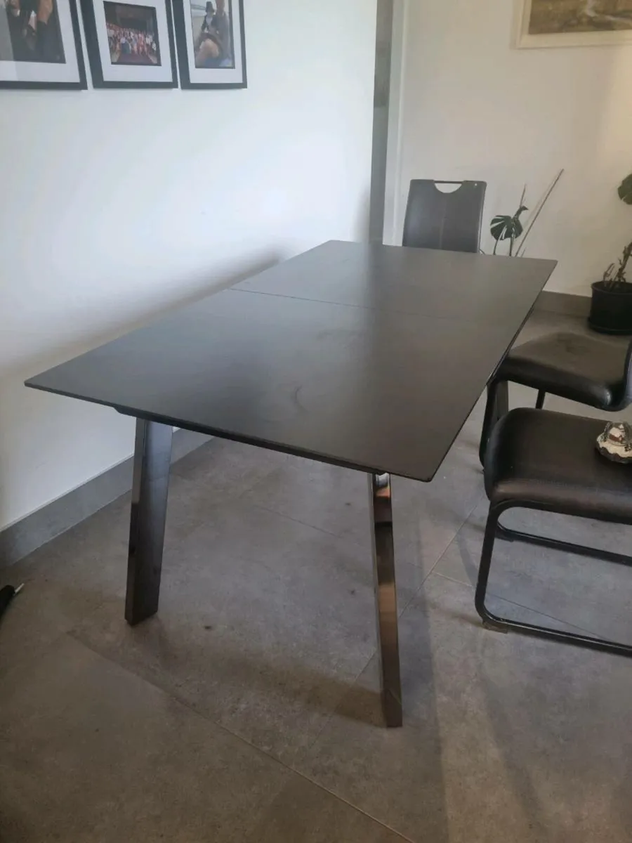 Table and chairs - Image 3