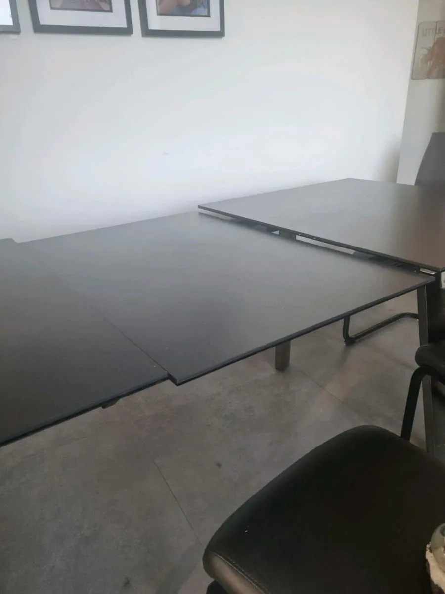 Table and chairs - Image 4