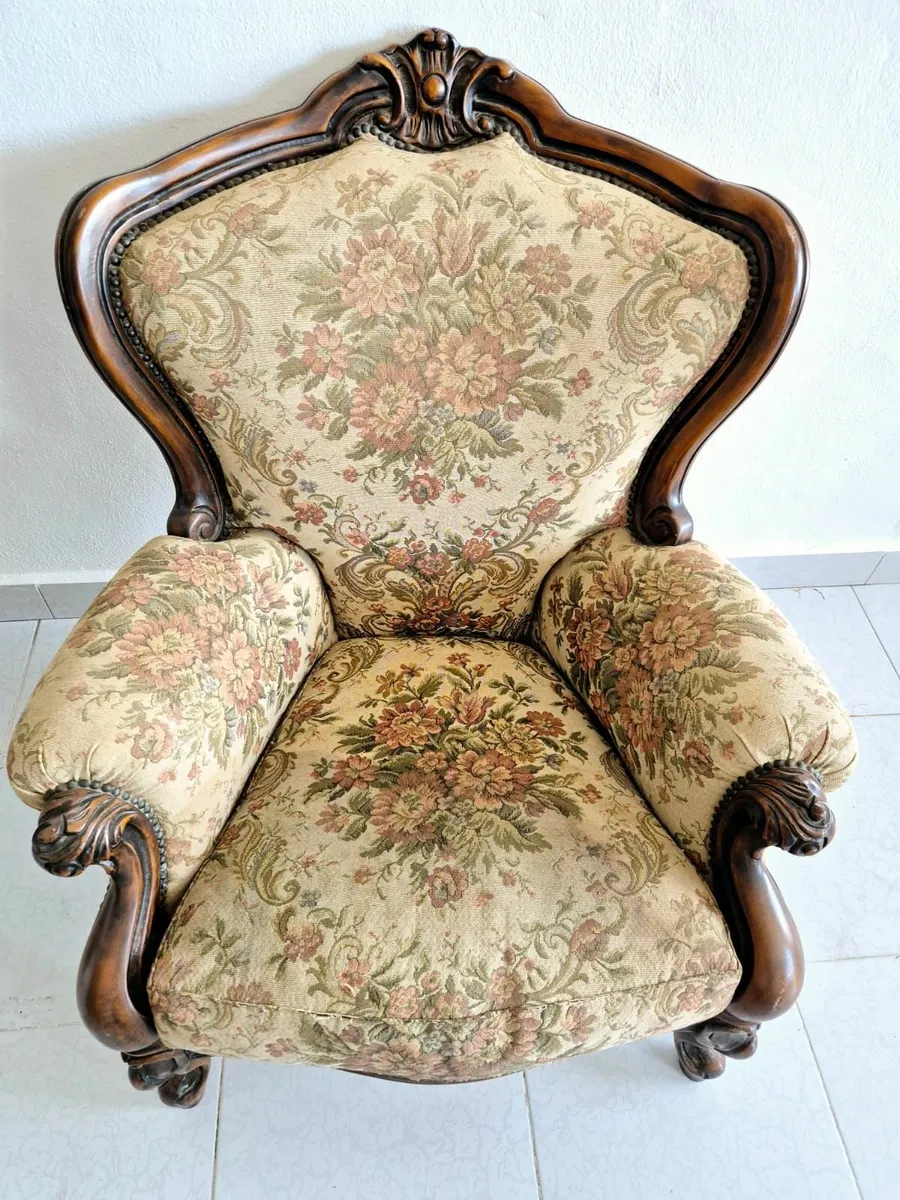 French Elegant Armchair in Excellent Condition - Image 2