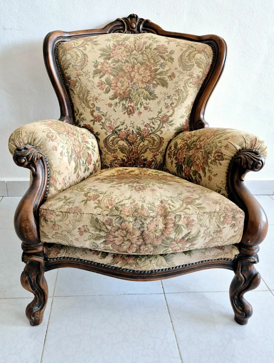 French Elegant Armchair in Excellent Condition - Image 3