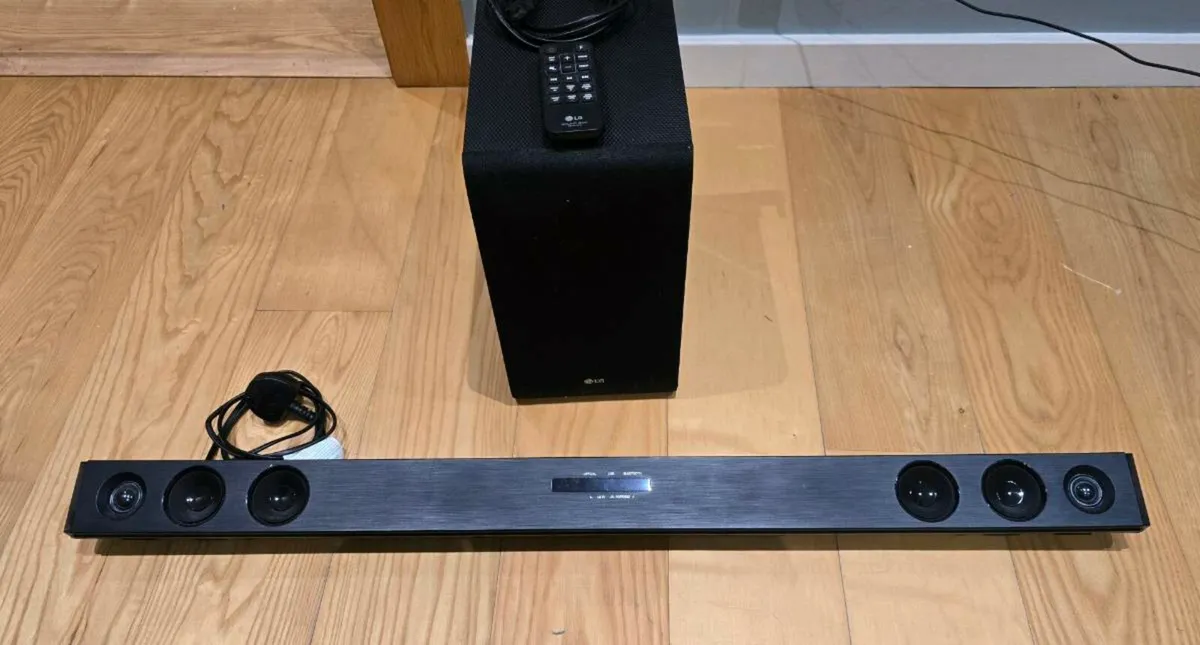 LG Soundbar and Subwoofer SJ3 + remote control - Image 1