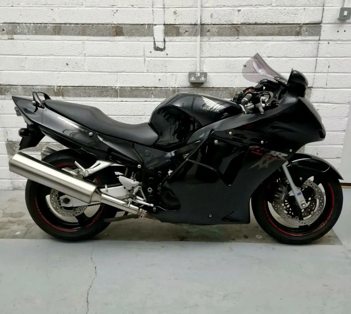 Honda CBR 1100 XX Blackbird - Image 1