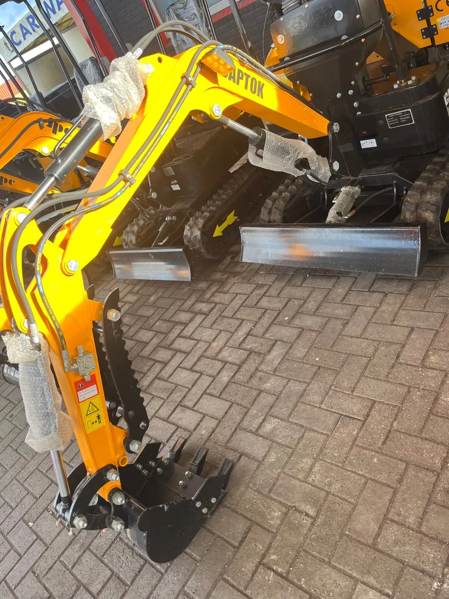 24 Captok 1.5T Mini Digger - Image 2