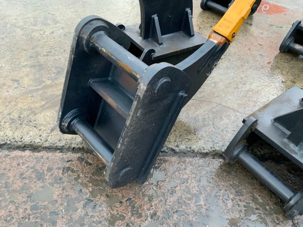 UNUSED 13 TONNE RIPPER TOOTH.....65mm PINS....... - Image 3