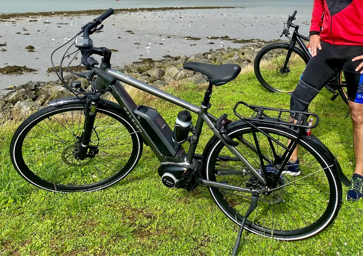 Raleigh Motus hybrid bicycle - Image 1