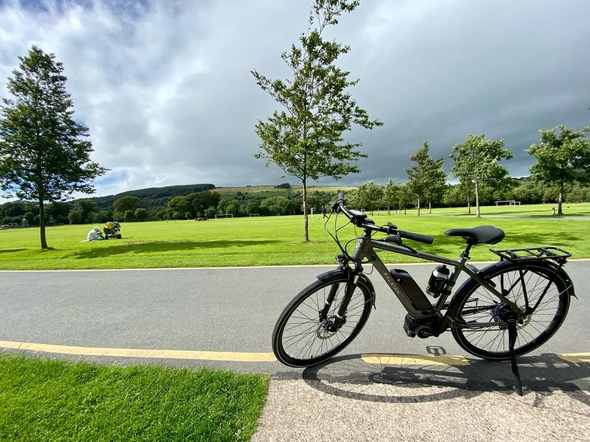 Raleigh Motus hybrid bicycle - Image 3