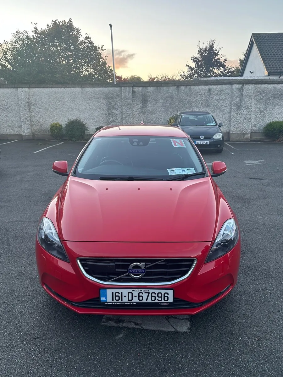 2016 Volvo V40 T3 - Only 26,000 km - Image 1