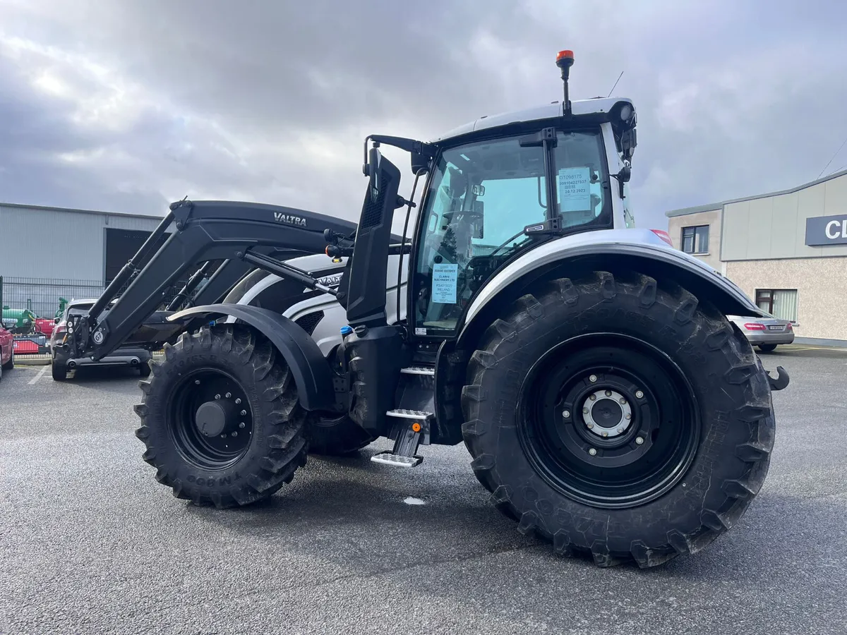 Valtra T 215 Active 💙 EYE CATCHING 💙 - Image 3