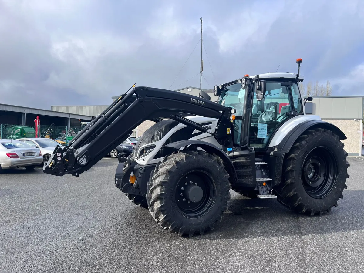 Valtra T 215 Active 💙 EYE CATCHING 💙 - Image 4