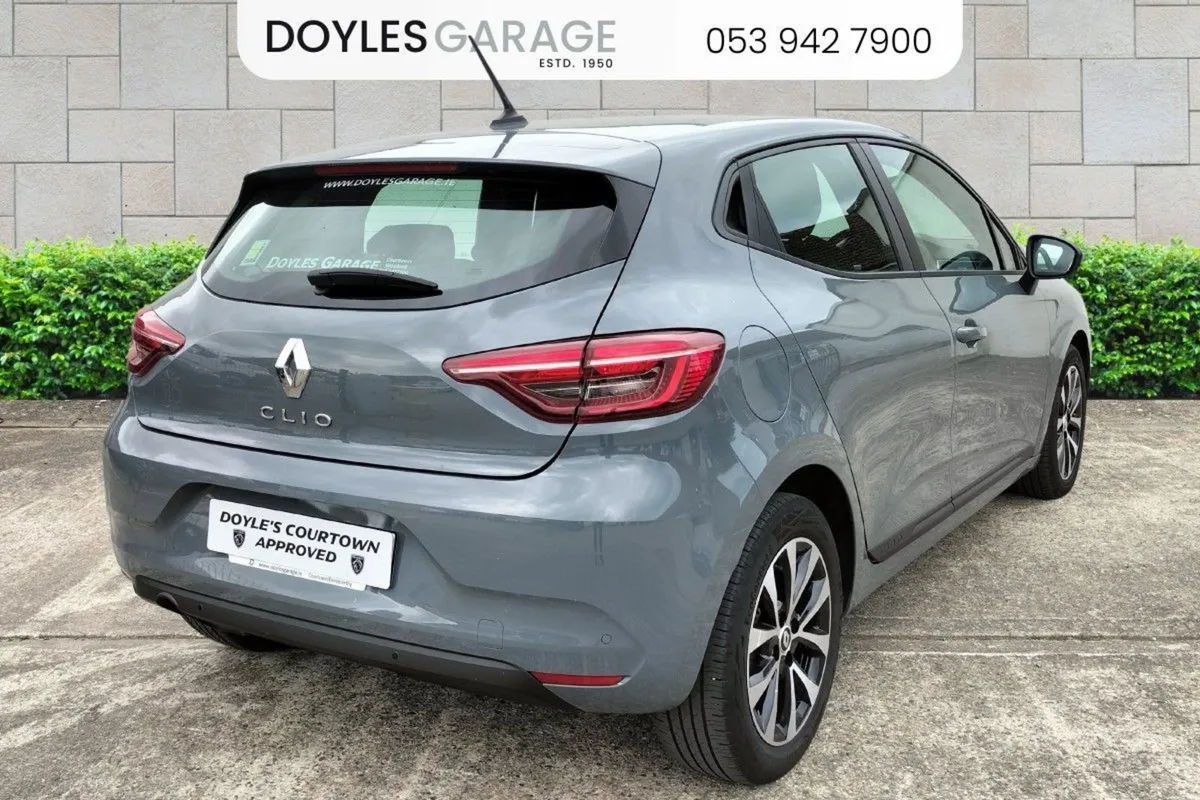 Renault Clio Iconic 1.0 Petrol 90bhp - Image 4