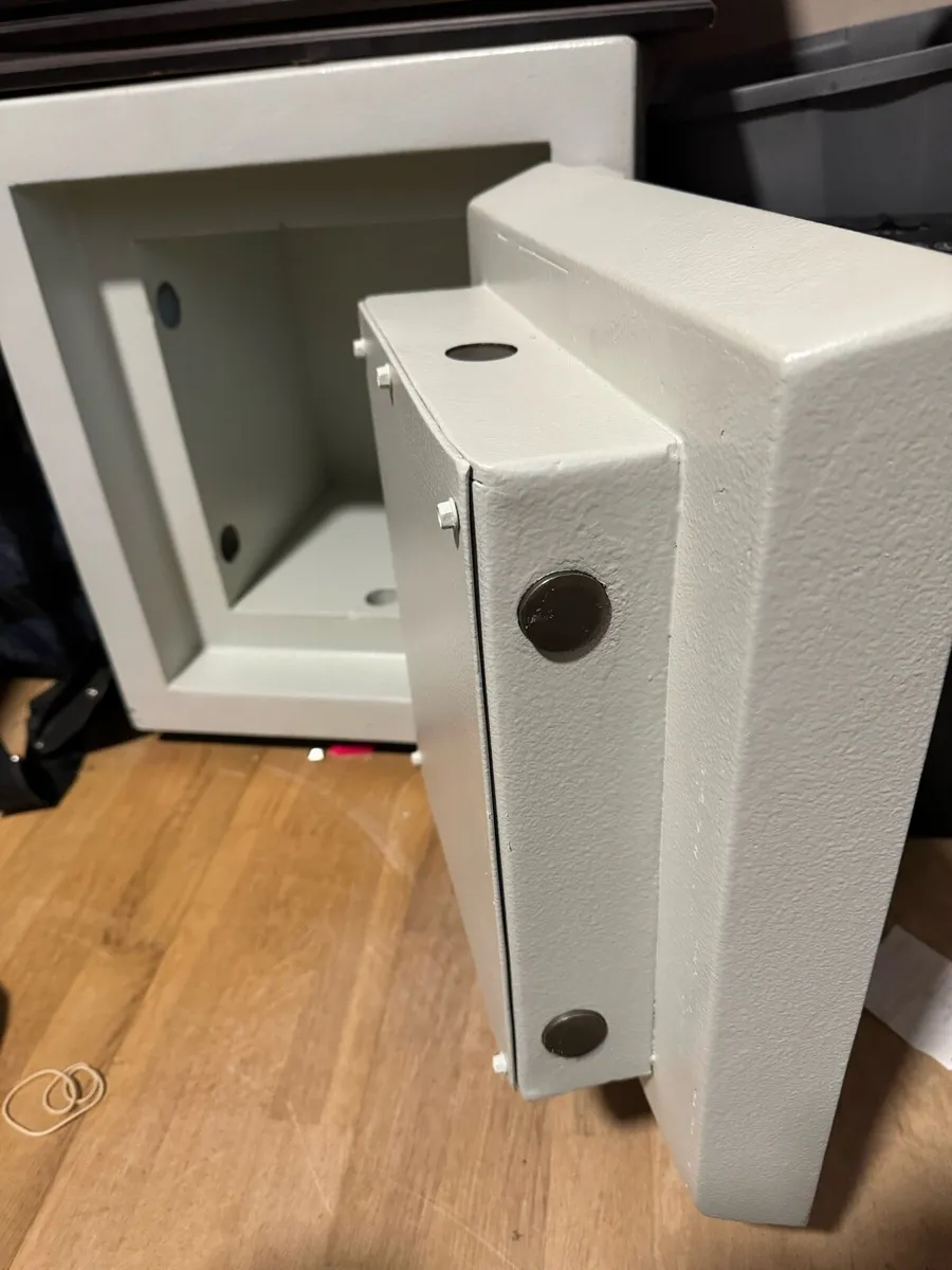 Safe - Image 3