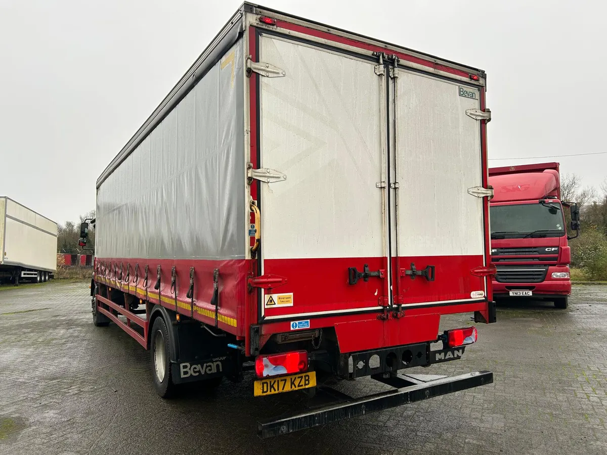 2017 MAN TGM 18. 250 Day Cab with 28ft Curtainside - Image 4