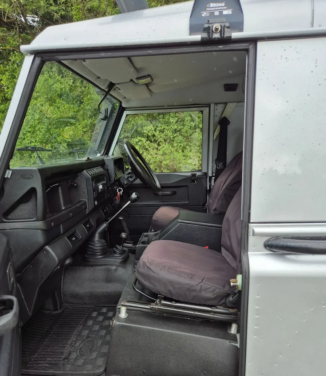 Land Rover Defender 2004 - Image 2