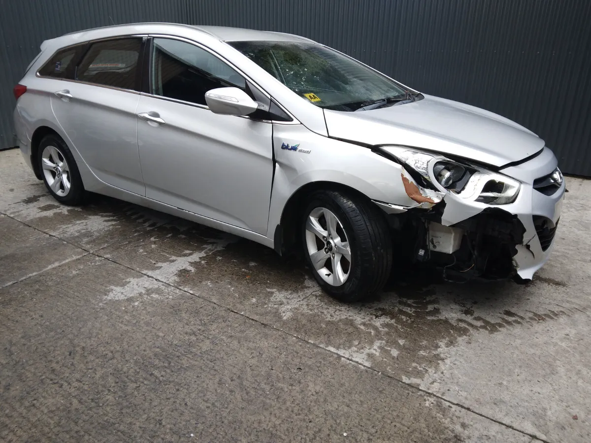 2011 Hyundai i40 Estate Breaking/Dismantling - Image 2