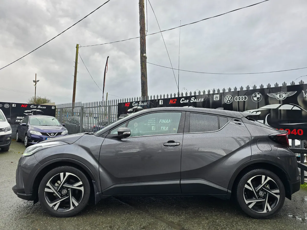 222 Toyota C-HR Hybrid m, ONLY 13k Km, LIKE NEW - Image 4