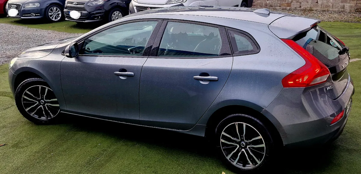 Volvo V40 2.0td D2 MOMENTUM EDIT LOW KM - Image 3