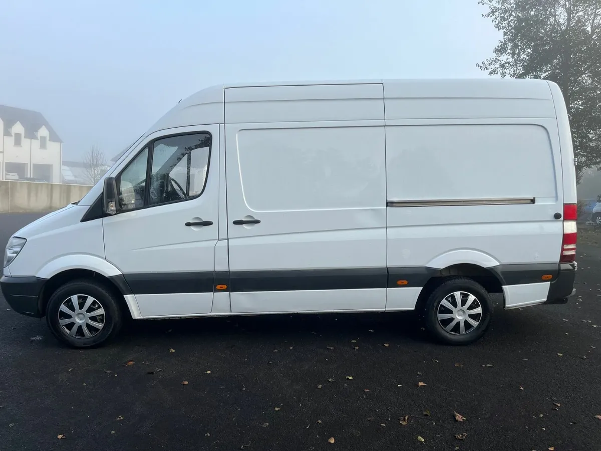 Mercedes-Benz Sprinter 2011 - Image 2