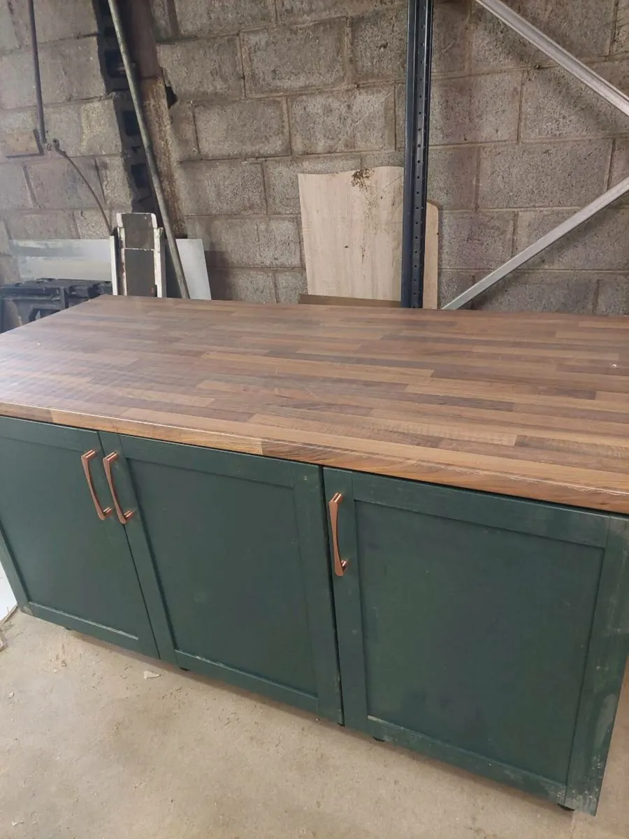 Kitchen island - Image 1