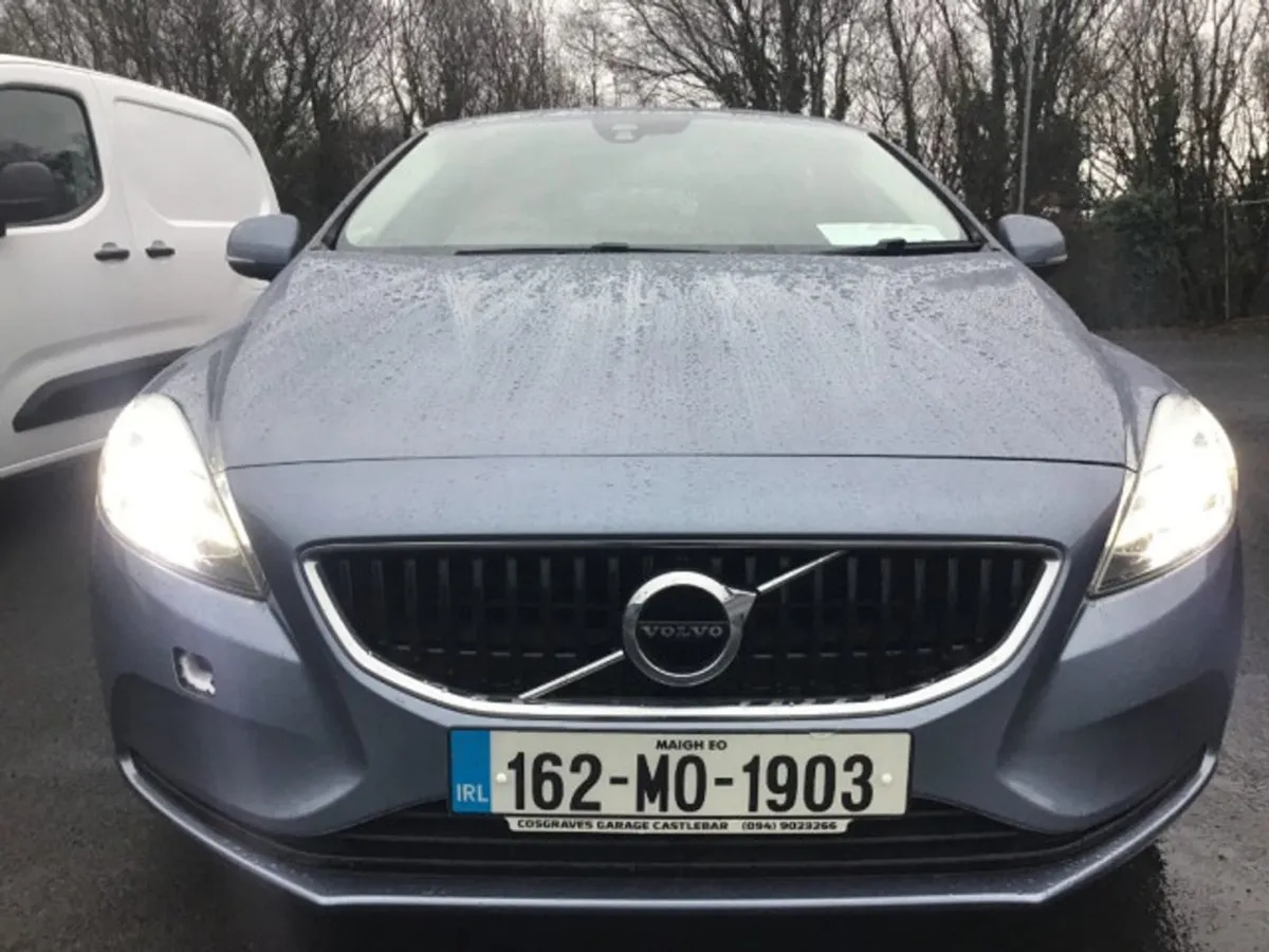 Volvo V40 2.0 D2 Momentum 120BHP 5DR - Image 2