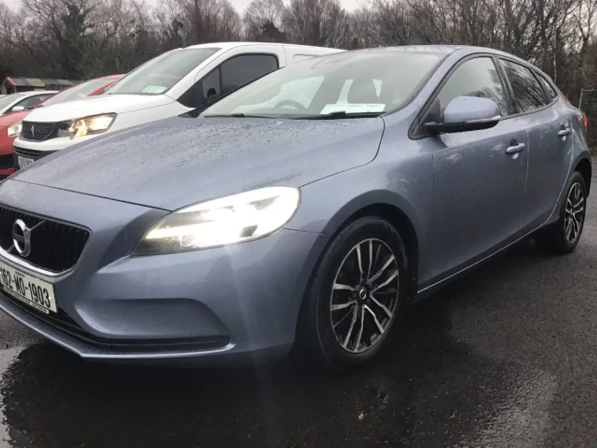 Volvo V40 2.0 D2 Momentum 120BHP 5DR - Image 3