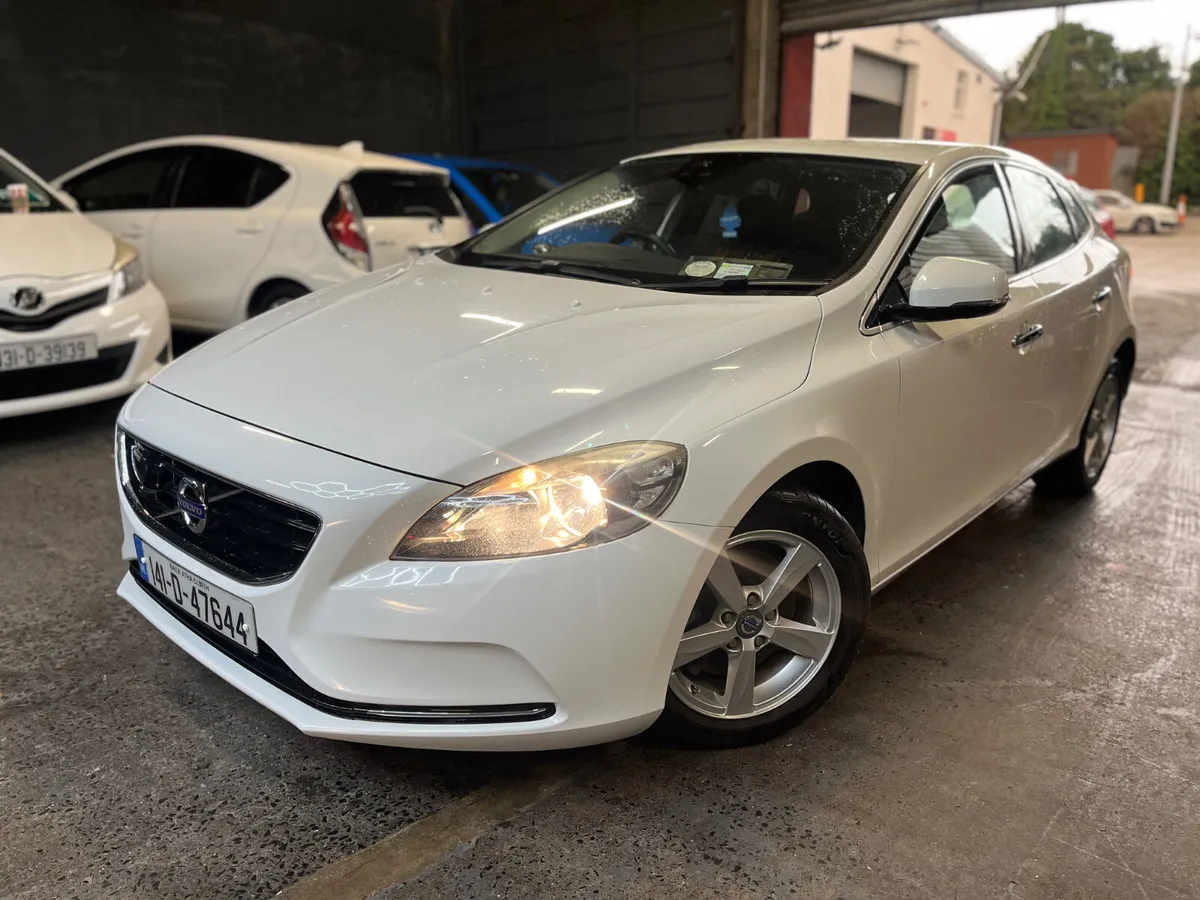 Volvo V40 2014 automatic - Image 2